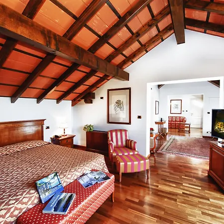 Relais Casali Della Cisterna Hotel 3*